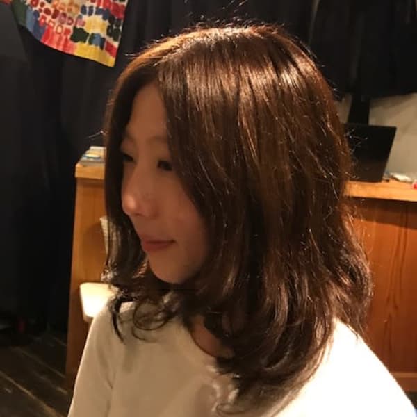落ち着いたカラーリングと毛先ワンカールで大人な雰囲気に。|Tempo Hair Salon
