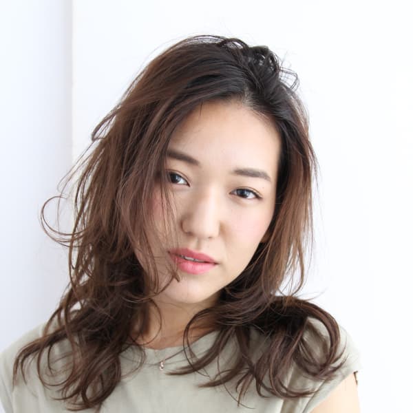 ナチュラルカールで軽やかに弾むふんわりミディ