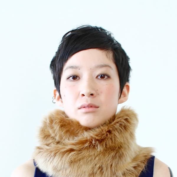 ハイネックの似合う大人女性ベリーショート