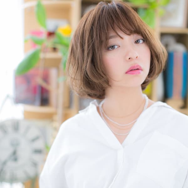 くせ毛風カール×斜めバングのガーリーボブ