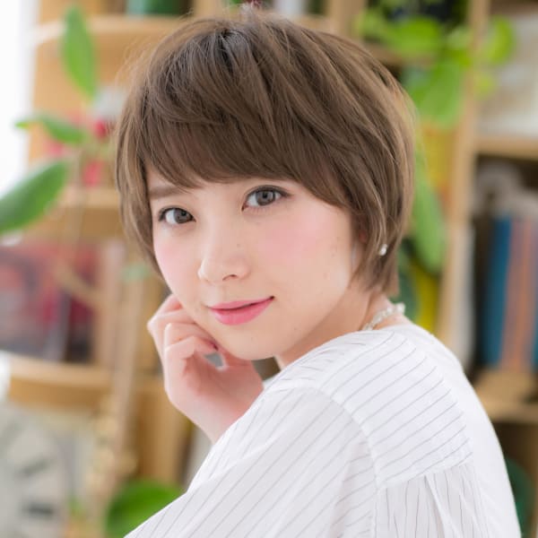 前下がり＆斜めバングの女っぽマッシュ