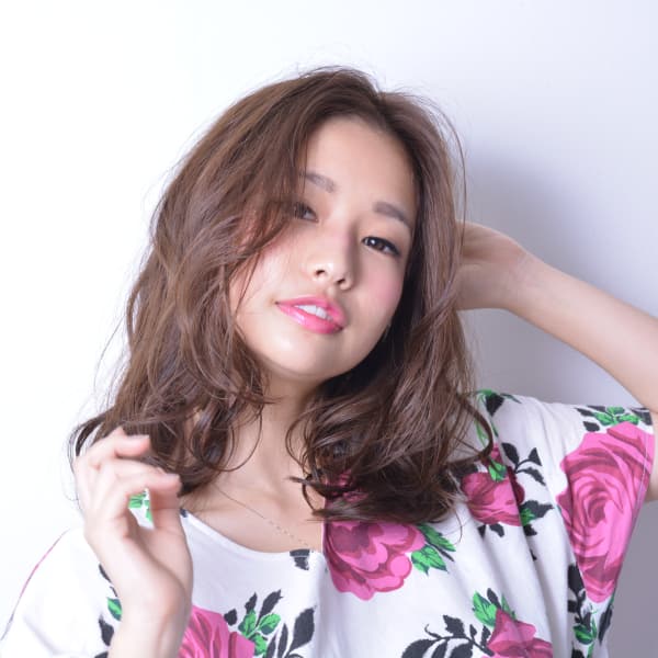 外国人風!ラフな動きで無造作セミディガール|Liraica【リライカ】