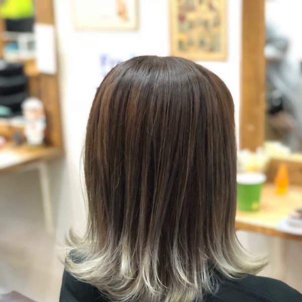 外ハネ裾カラーホワイト