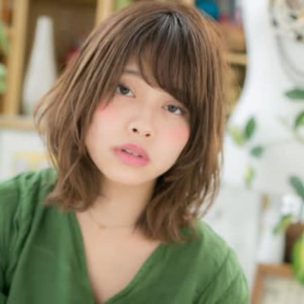 外ハネ×斜めバング◎アシンメトリーミディ