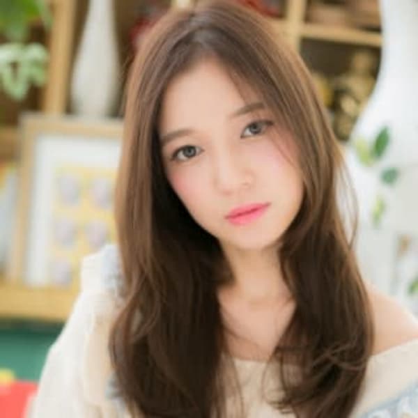 センターパートのくせ毛風モテロング フェミニンロング