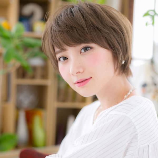 前下がり&斜めバングの女っぽマッシュ