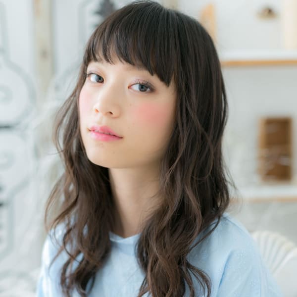 黒髪揺らめく…くせ毛風やわらかロング