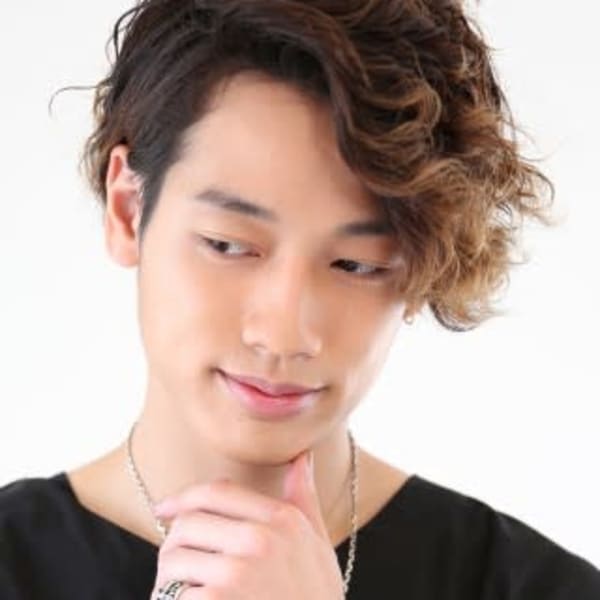 個性的なサイドパートパーマスタイル|EARTH coiffure beauté 前橋店