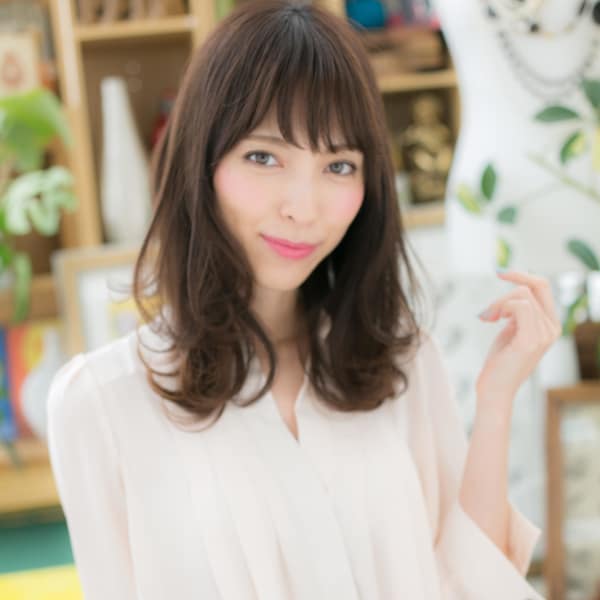 斜めバングのくせ毛風MIXカール ニュアンスカール