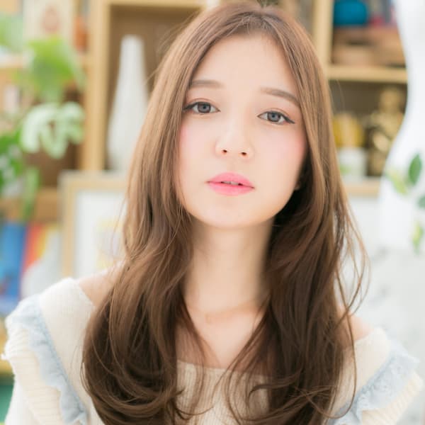 センターパートのくせ毛風モテロング エアリーロング