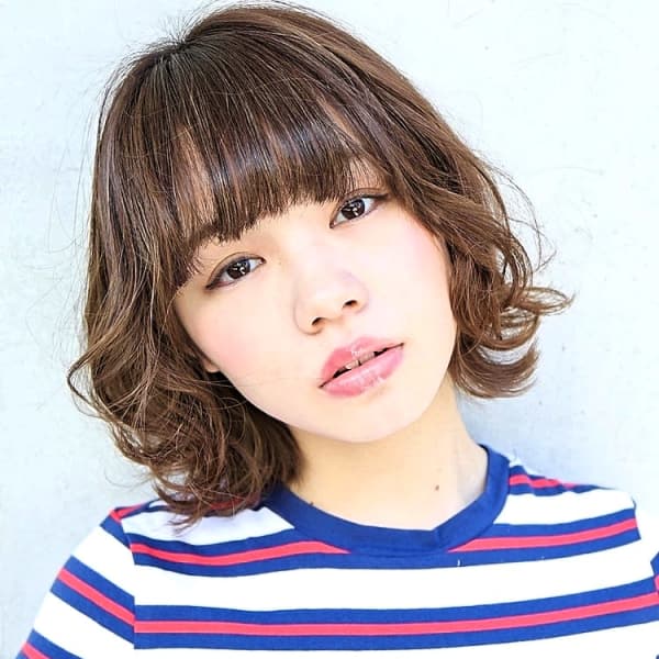 さわやかな風になびくパーマスタイル