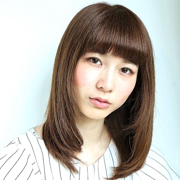 シャープなストレートミディ