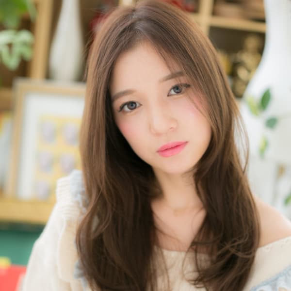 センターパートのくせ毛風モテロング エアリーロング