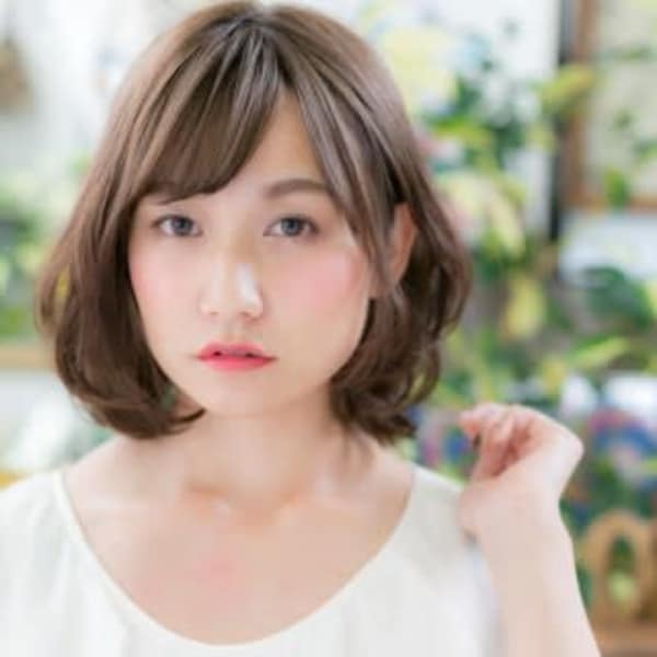 ナチュラルウェーブの前下がりボブ エアリーボブ