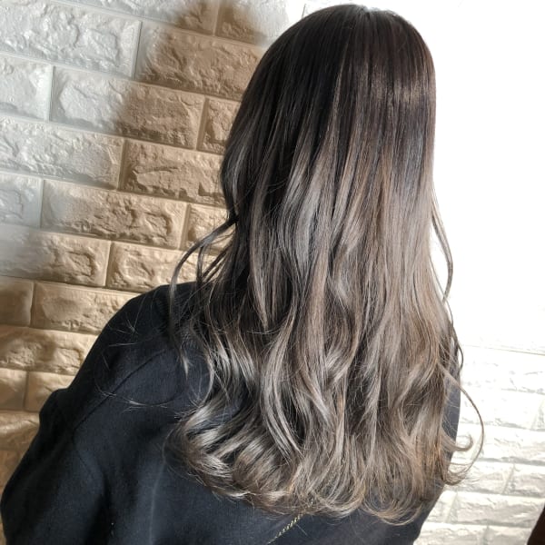 スモーキーグレージュ