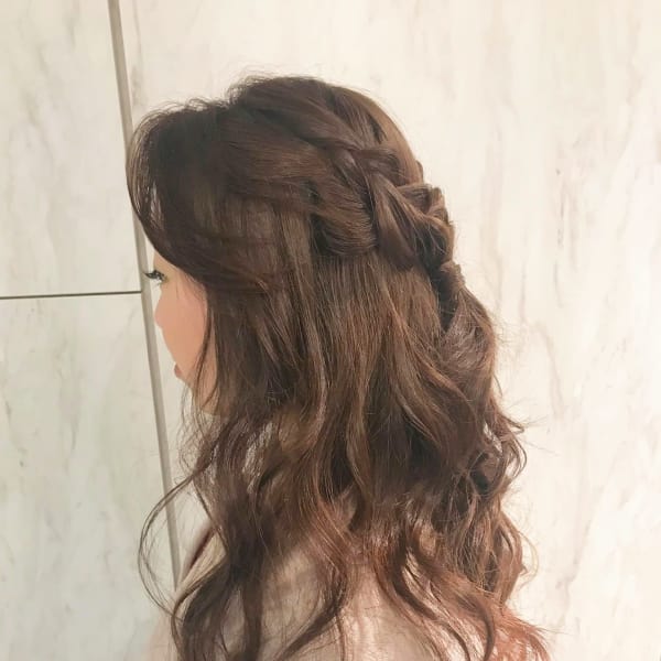 編み込みを少し入れた”大人可愛いダウンスタイル”♪