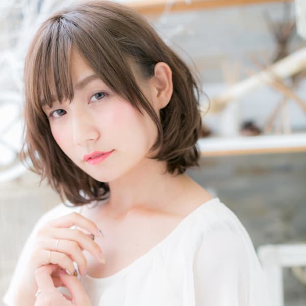 ナチュラルウェーブの前下がりボブ　エアリーカール