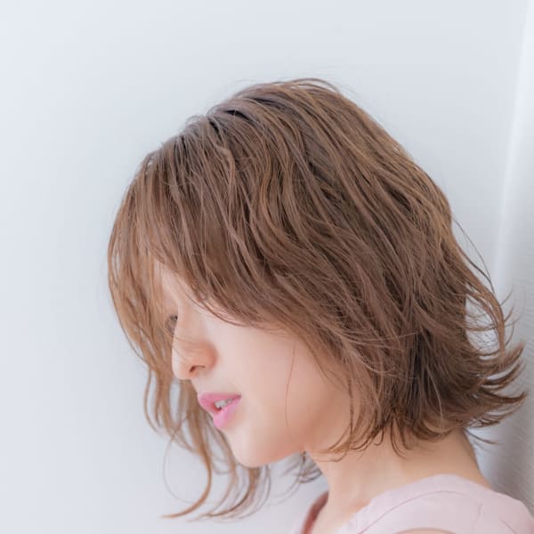 ショート　外はね　白髪ぼかしハイトーンカラー|Hair design MOVE