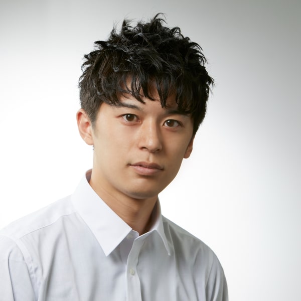 ソフトに刈り上げた2ブロックパーマスタイル|KIND