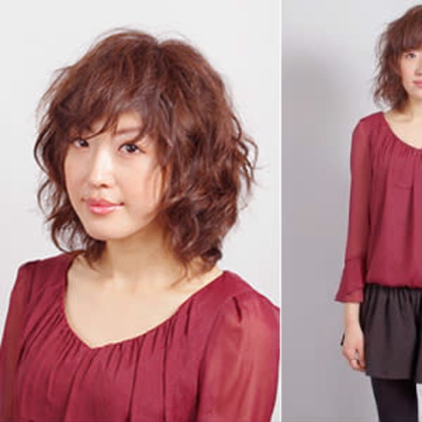 ワインレッドカラーのミディアムパーマ