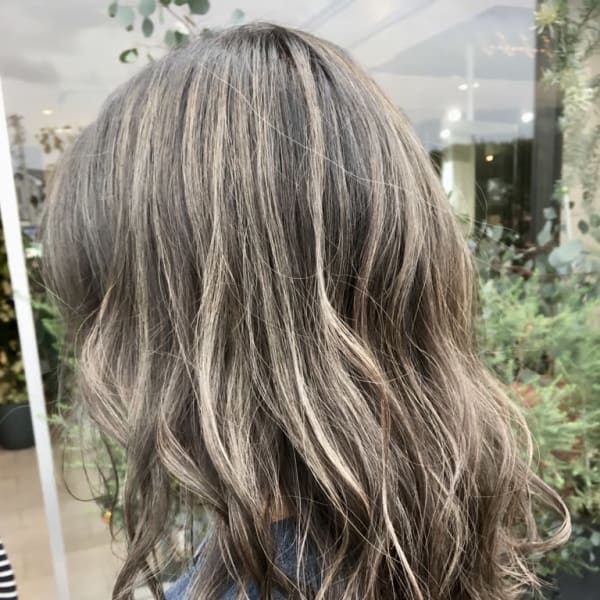 コントラストハイライト／ローレイヤースタイル／ミディアム|HairMake・RICURA