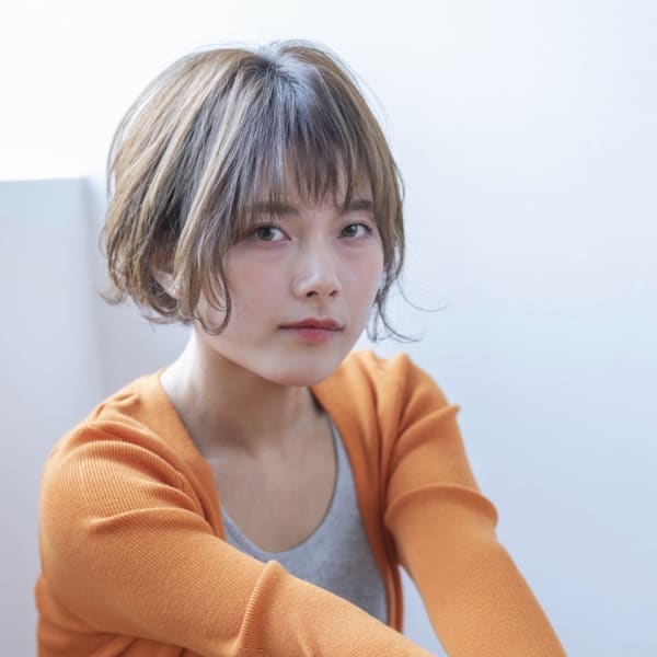 ハイトーンxカールのショートボブ