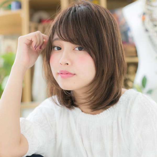 ツヤ&まとまり◎前下がり小顔ミディ エアリーカール