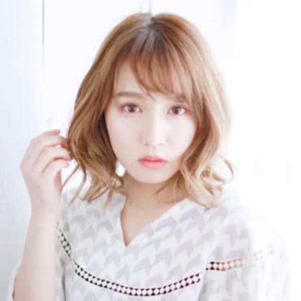 ハイトーンベージュの外はねゆるカール