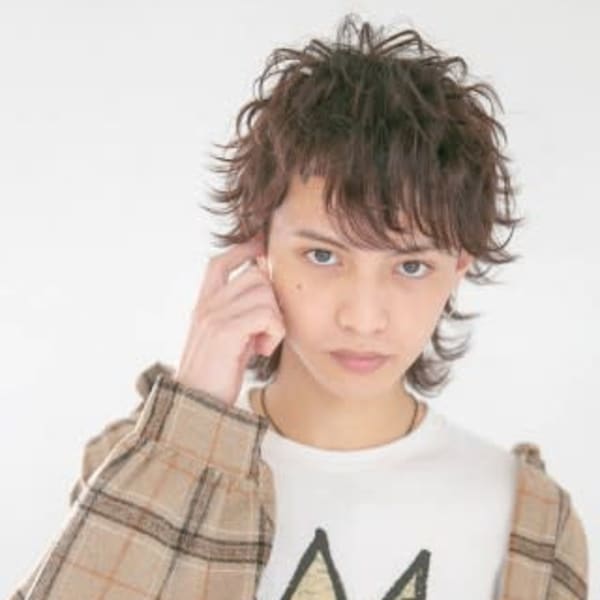 ロックなフェザーマッシュウルフスタイル|EARTH coiffure beauté 長野稲田店