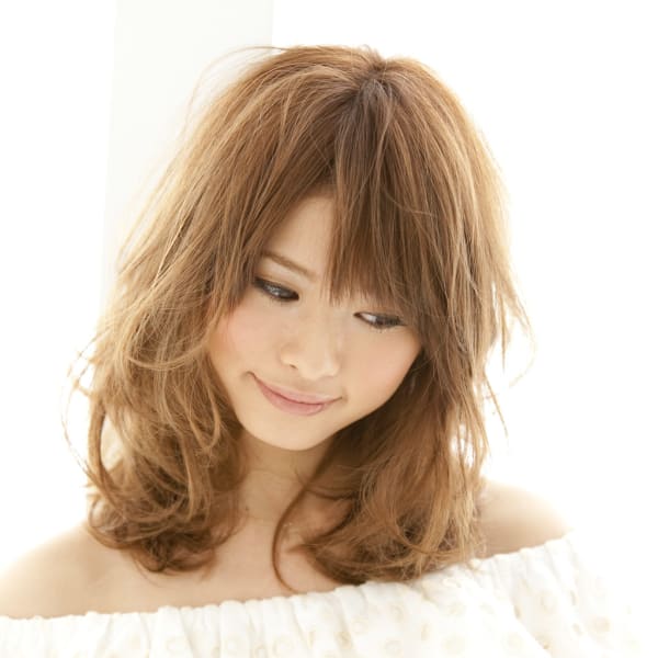 ゆるくかけたニュアンスパーマをラフにスタイリング＊