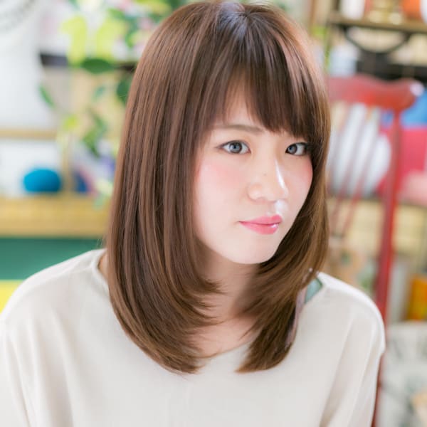 斜めバングのミディアムストレート フェミニンストレート