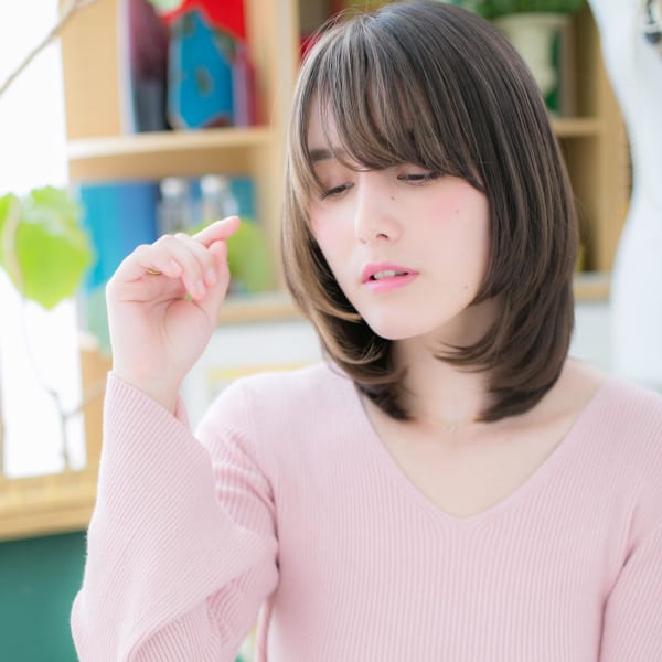 斜めバングで小顔見せ…大人ボブディ　フェミニンストレート