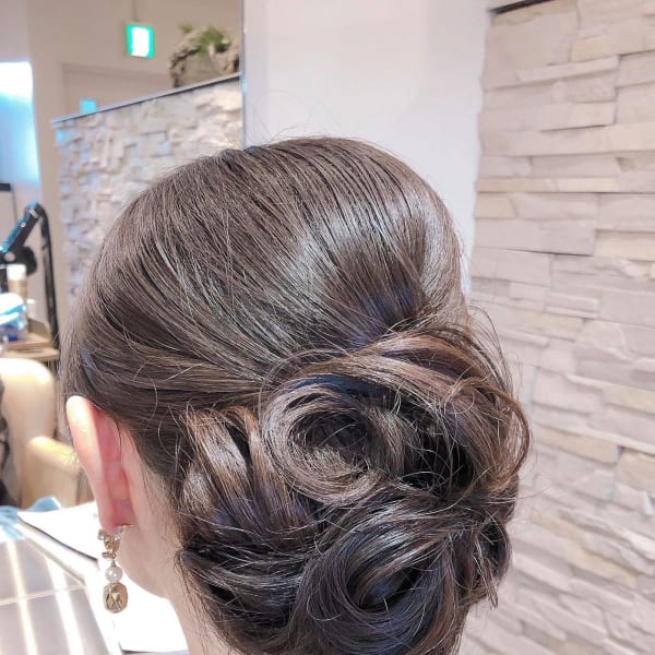 シックにまとめる結婚式のお呼ばれヘア