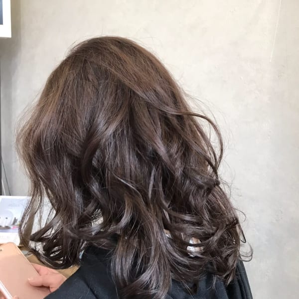 優しい色合いのピンクグレージュをランダムカールで仕上げ|-HAIR-Jubilee