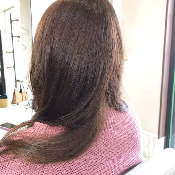 光の当たりで印象が変わるアッシュ系ベージュ|-HAIR-Jubilee