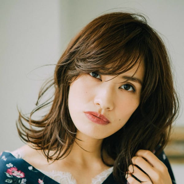 大きめの外はねカールが印象的なセミディスタイル。長めのバング|GNARLY 大泉学園店