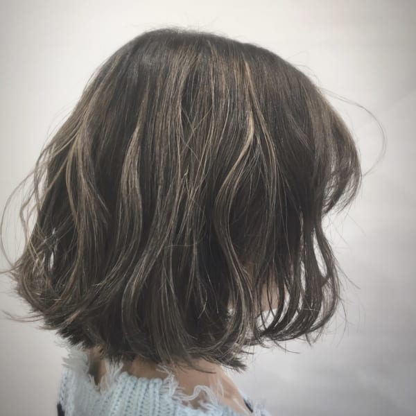 【外国人風カラー】グレージュハイライトのボブスタイル|hair LOCOCO