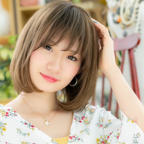 外国人風カラーのツヤ感前下がりボブディ　ふんわりボブ