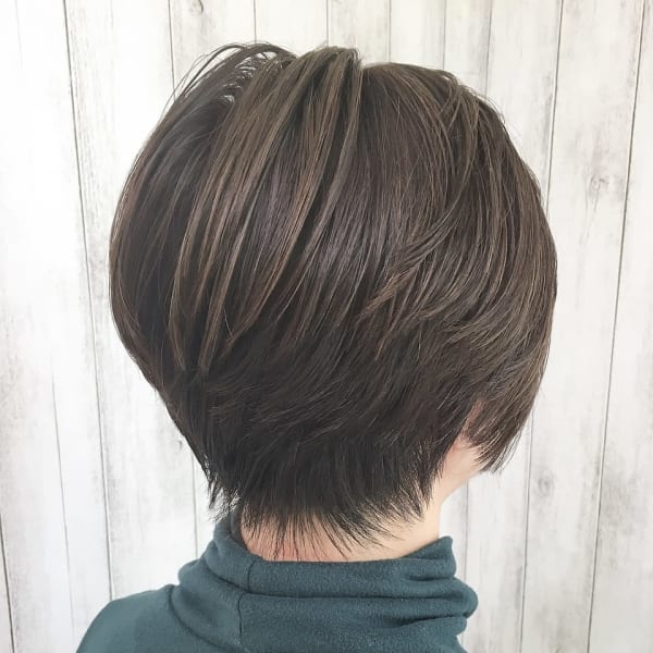 後頭部がふんわりして首が細く見える大人ショートボブ