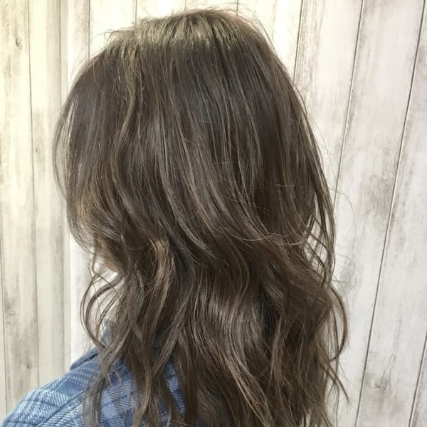 白髪も染まる!?赤みを打ち消す大人外国人風カラー