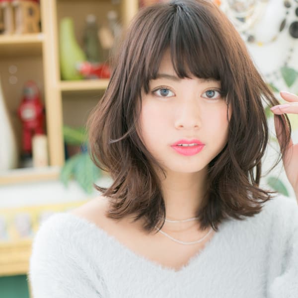 斜めバング×黒髪風♪きゅっとくびれミディ ニュアンスカール