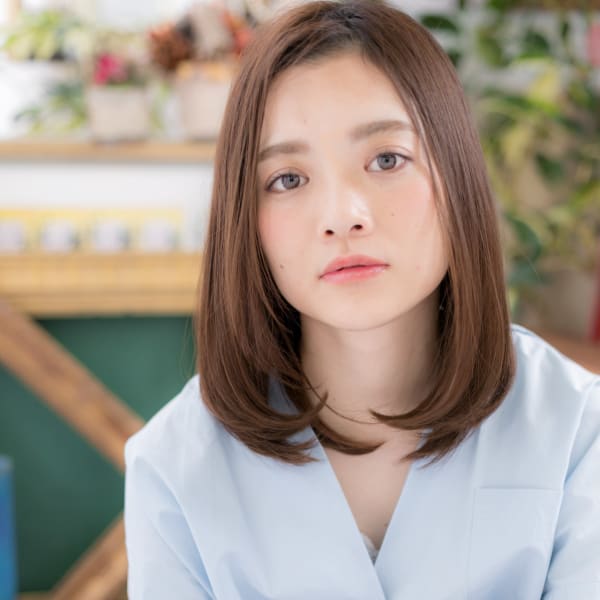 前下がりの小顔ストレートIカールミディ　フェミニンストレート