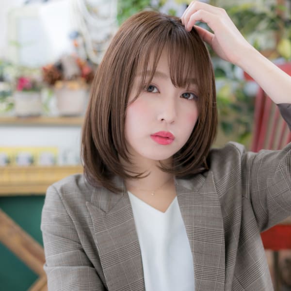 斜めバング×外国人風カラーのツヤ感セミディ ニュアンスカール