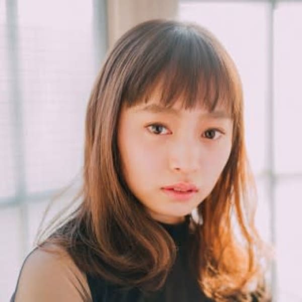 外ハネフェミニンスタイル