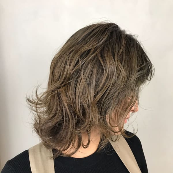 バレイヤージュ ベージュカラー 無造作カール くびれセミディ