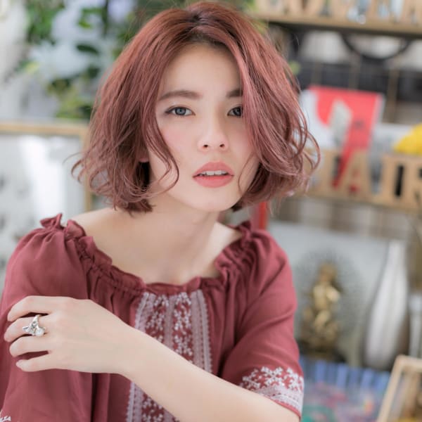 個性的カラーでセンターパートくせ毛風ラフボブ ふわふわボブ