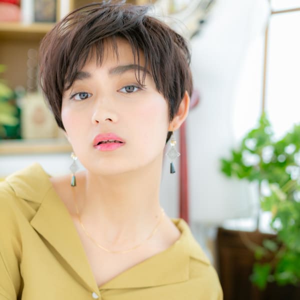 くせ毛風ニュアンスショートで洗練大人女子　ボリュームカール