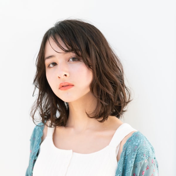 クセを活かしたような揺れるダークボブ