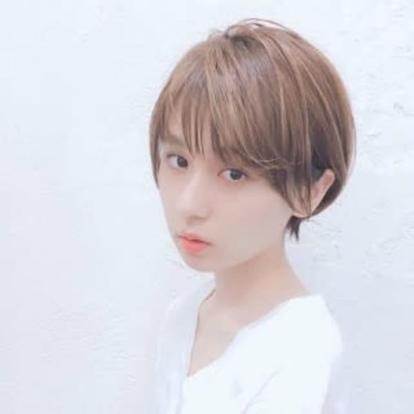 パーマなしで決まる 大人かわいいショート