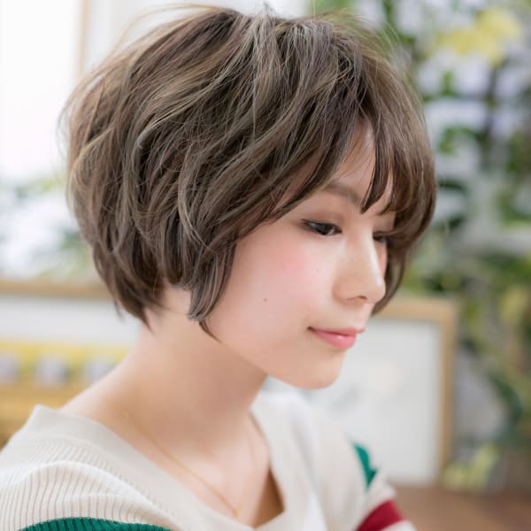 ナチュラルウェーブアシンメトリーショート　ふわふわボブ